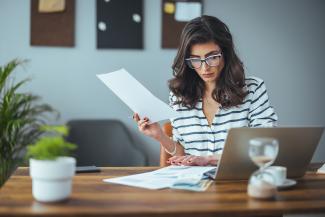 femme examinant des documents administratifs